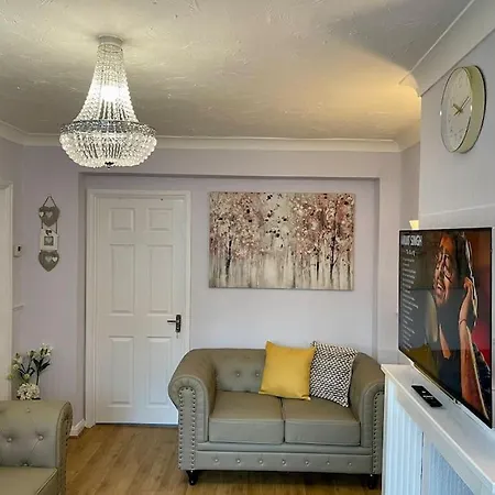 Semi Detached House In Aldershot Villa Exterior photo