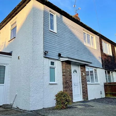 Semi Detached House In Aldershot Villa Exterior photo