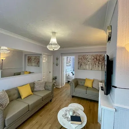 Semi Detached House In Aldershot Villa Exterior photo