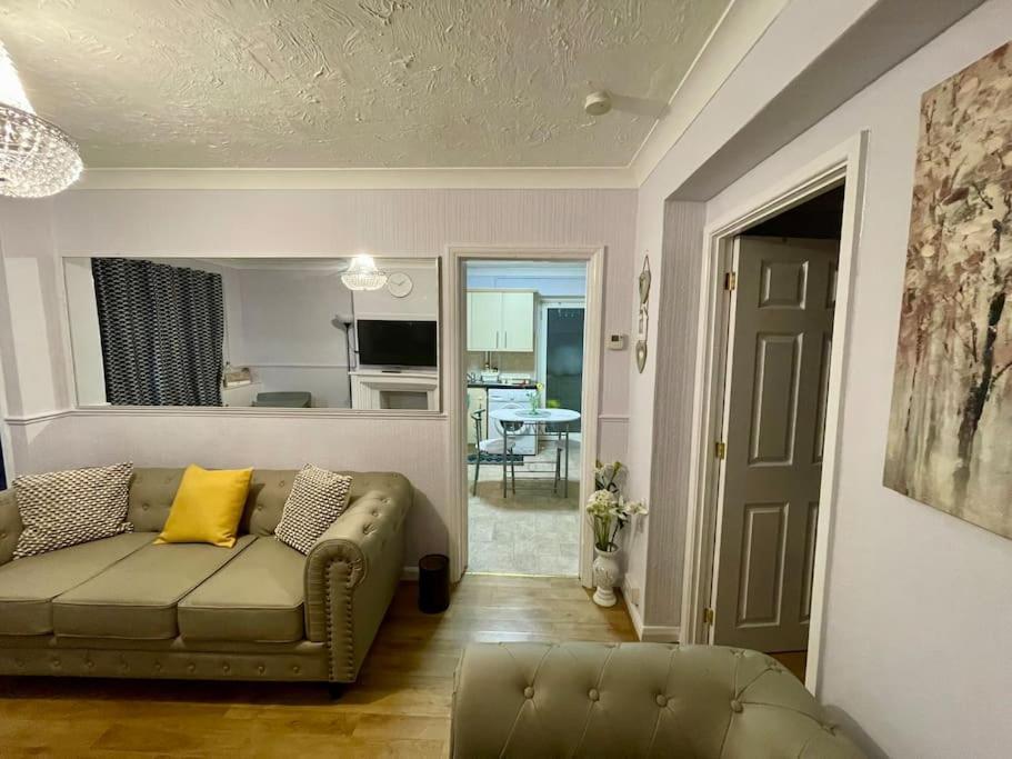 Villa Semi Detached House In *
