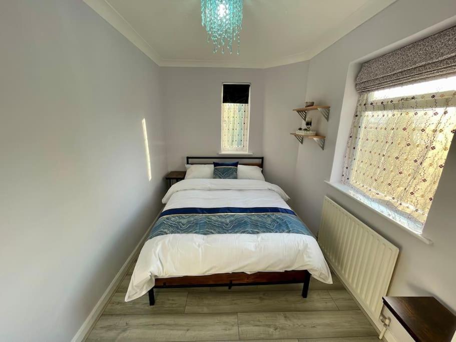 Villa Semi Detached House In Aldershot