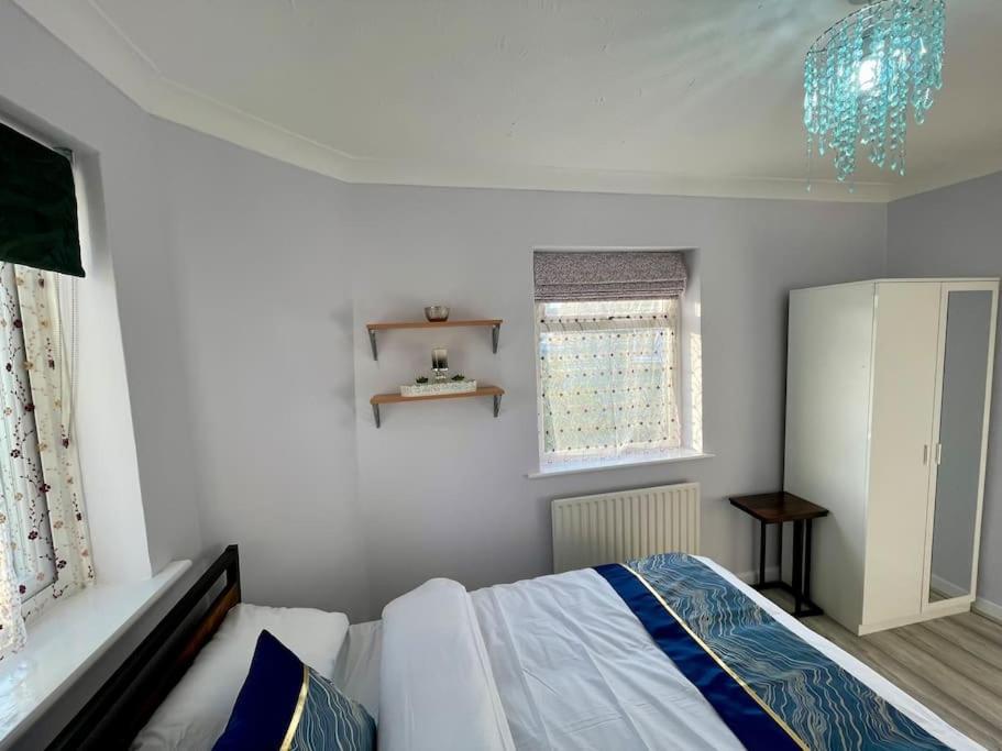 Semi Detached House In Villa *