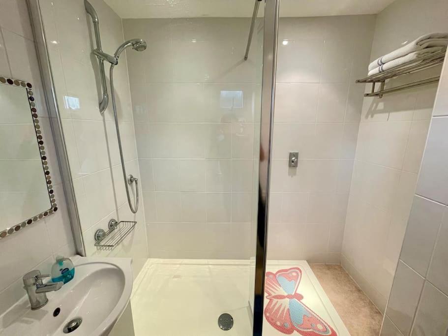Semi Detached House In Aldershot