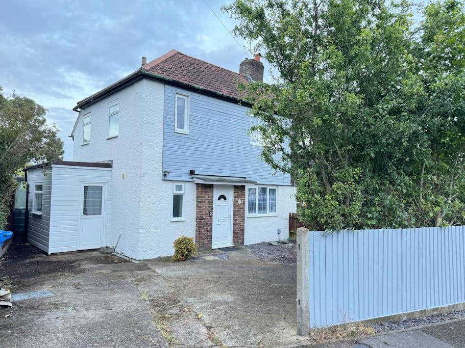 Semi Detached House In Aldershot